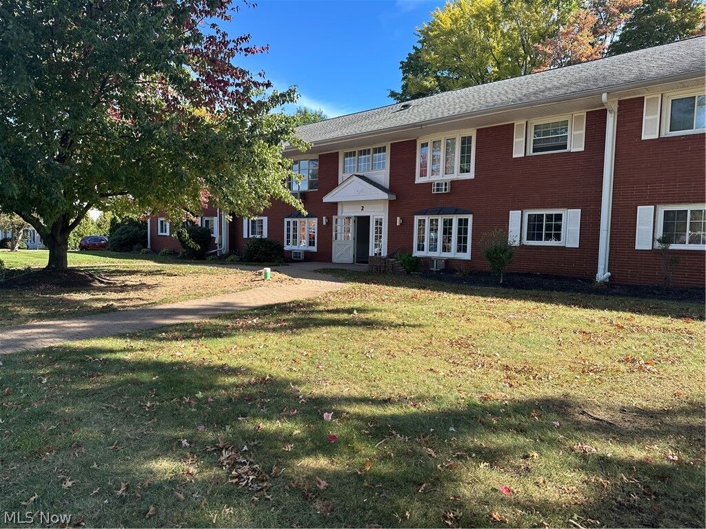 Property Photo: 2 Meadowlawn Drive 7 OH 44060