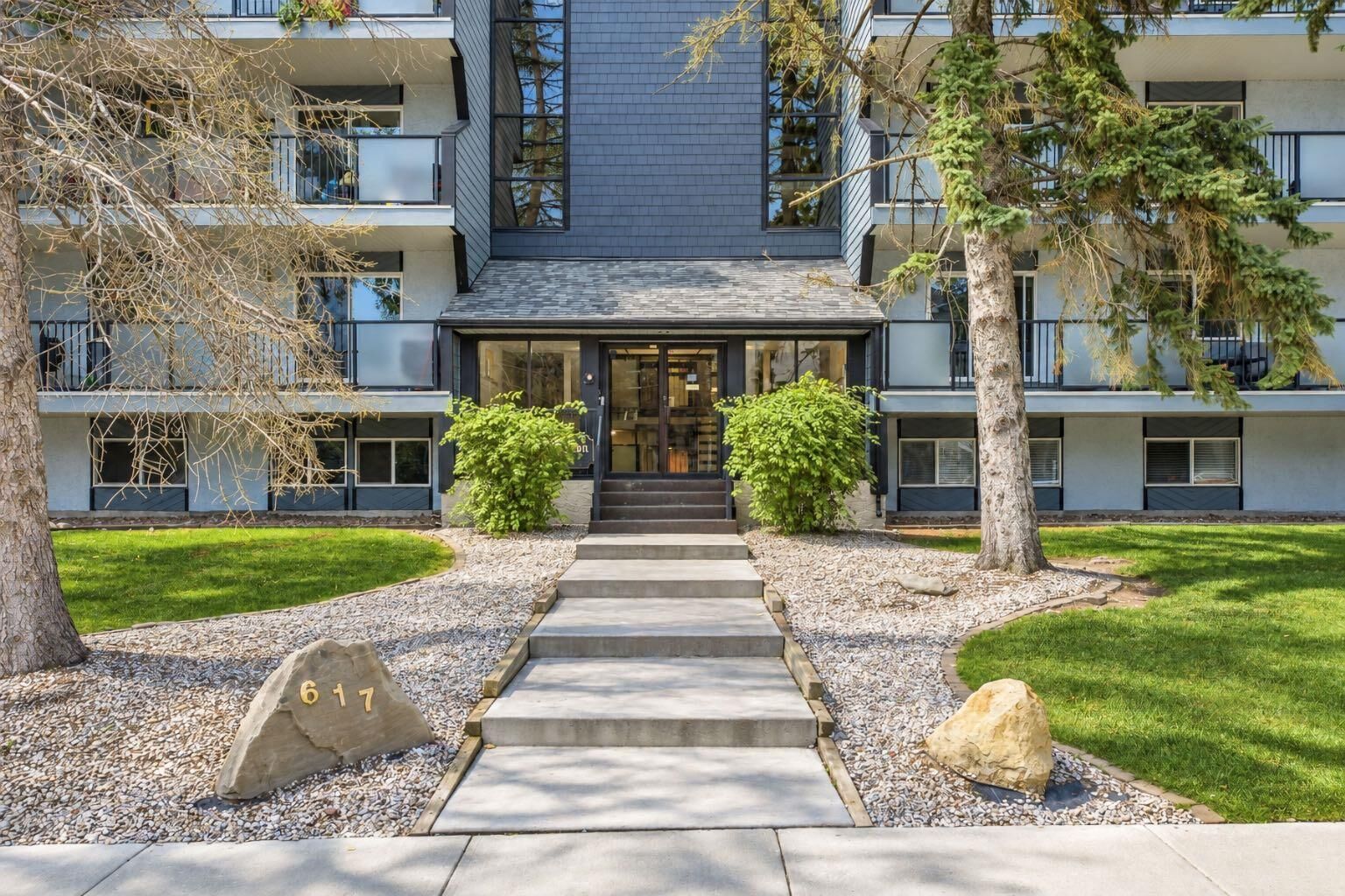 Property Photo: 617 56 Avenue SW 401 AB T2V 0G9