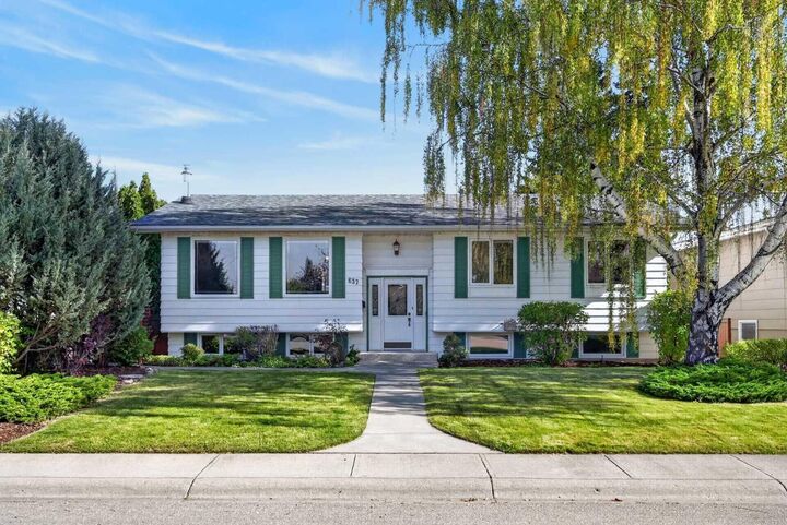 Property Photo: 637 Willowburn Crescent SE AB T2J 1M9
