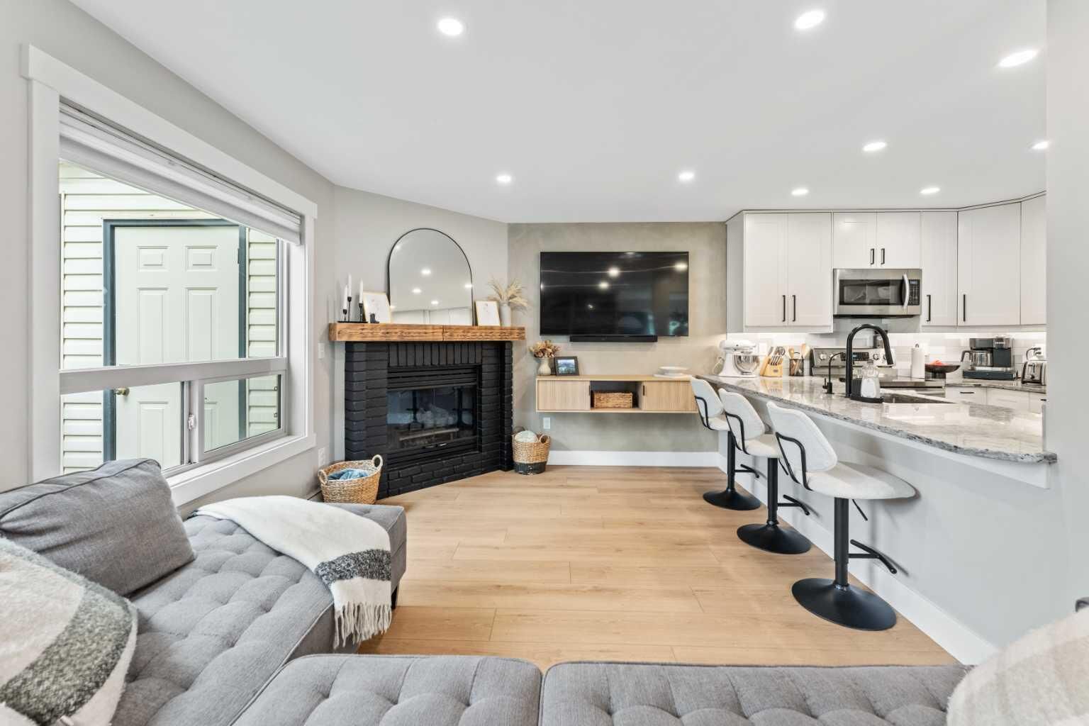 Property Photo:  300 2 Avenue 1  AB T1W 2W4 