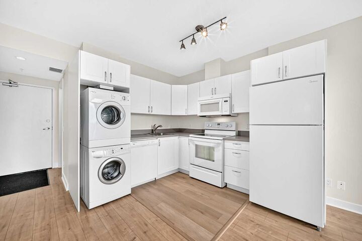 Property Photo:  30 Brentwood Common NW 502  AB T2L 2J9 