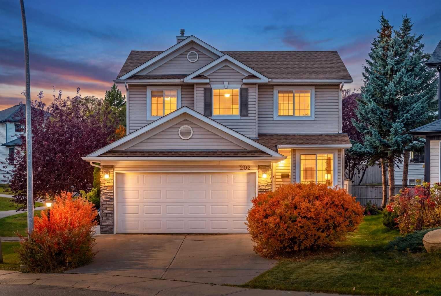 Property Photo:  202 Panorama Hills Close NW  AB T2K 5J3 