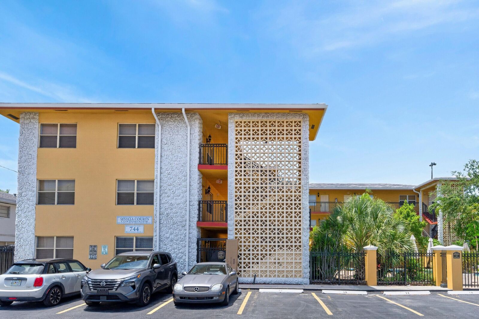 Property Photo:  744 NE 14th Avenue 21  FL 33304 