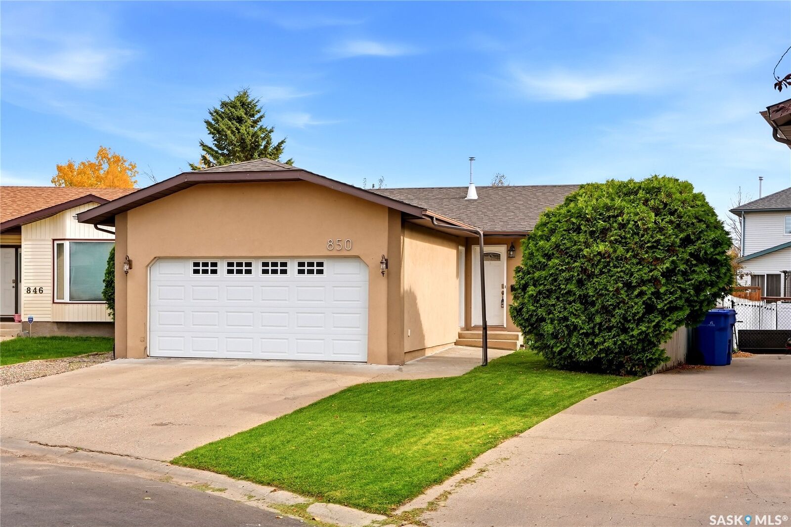 Property Photo:  850 Erb Bay  SK S4N 7B2 