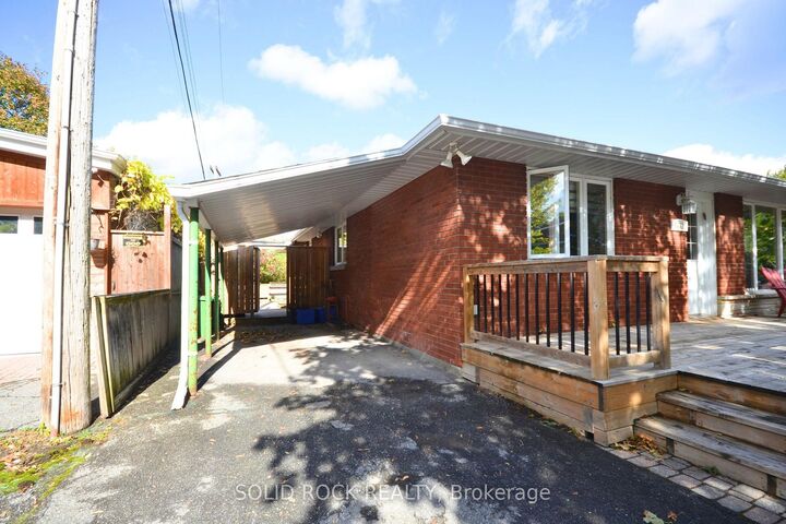 Property Photo: 1441 Edgecliffe Avenue B ON K1Z 8G2
