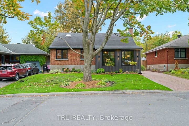 Property Photo:  2110 Honeywell Avenue  ON K2A 0P8 