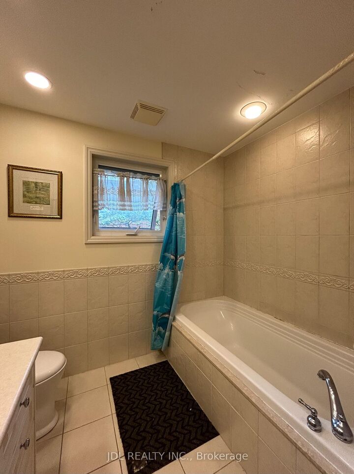 Property Photo:  3 Butterfield Dr Drive Large Bedroom B 2nd Floor  ON M3A 2L9 
