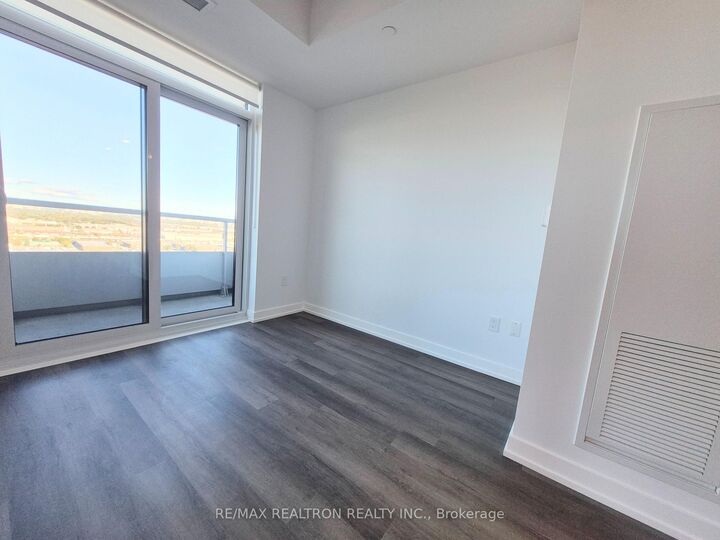 Property Photo:  5 Meadowdale Road 1802  ON L4K 0C7 