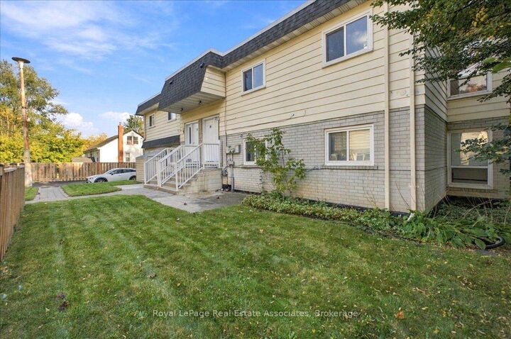 Property Photo:  540 Mary Street E 1-4  ON L1N 2R1 