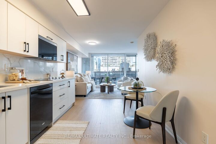 Property Photo: 111 Elizabeth Street 627 ON M5G 1P7