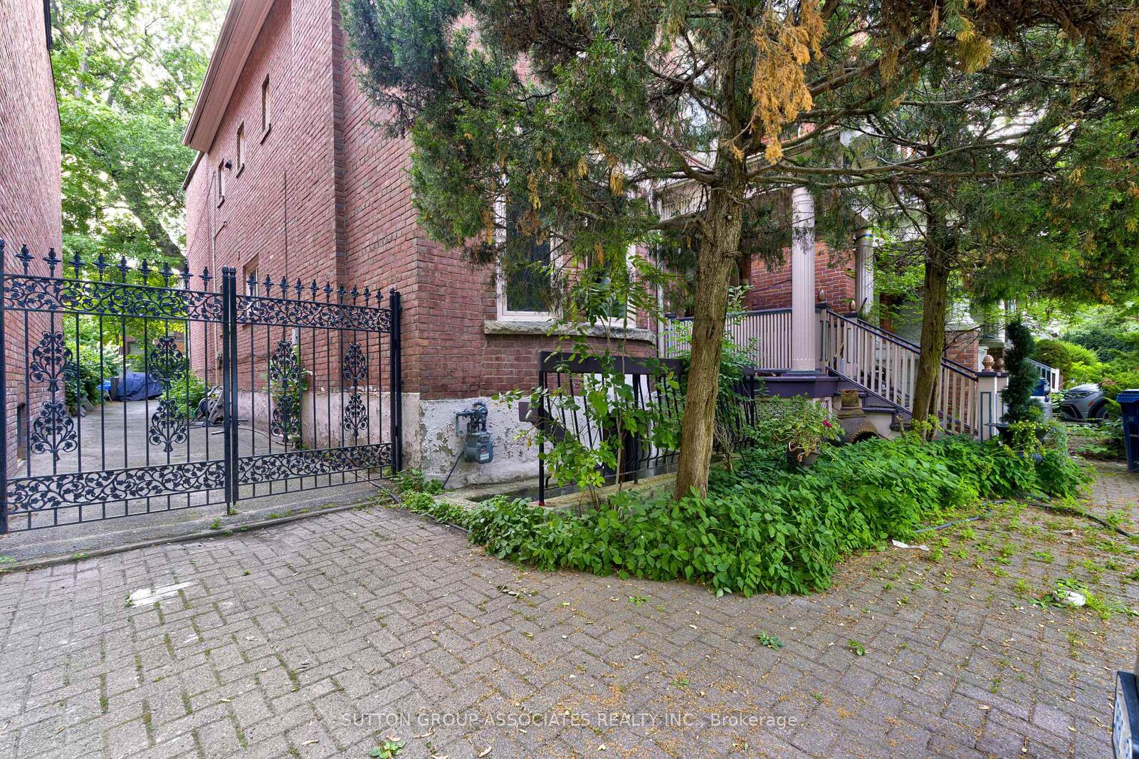 Property Photo:  192 Albany Avenue Basement  ON M5R 3C6 