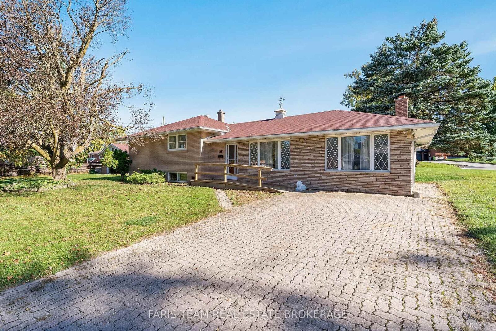 Property Photo:  82 Oakley Park Square  ON L4M 2K1 