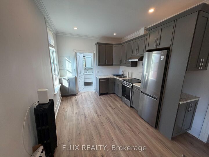 Property Photo:  195 Waterloo Street S 4  ON N5A 4B6 