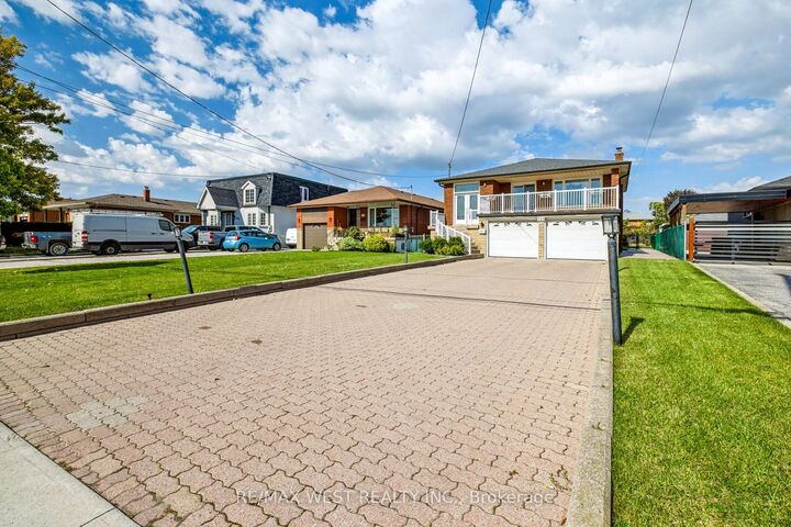 Property Photo:  254 Maple Leaf Drive  ON M6L 1P1 