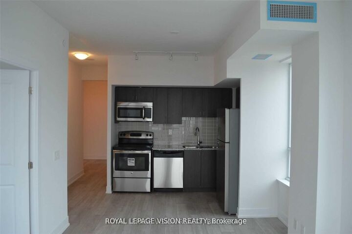 Property Photo:  1215 Bayly Street Ph2-02  ON L1W 1L7 