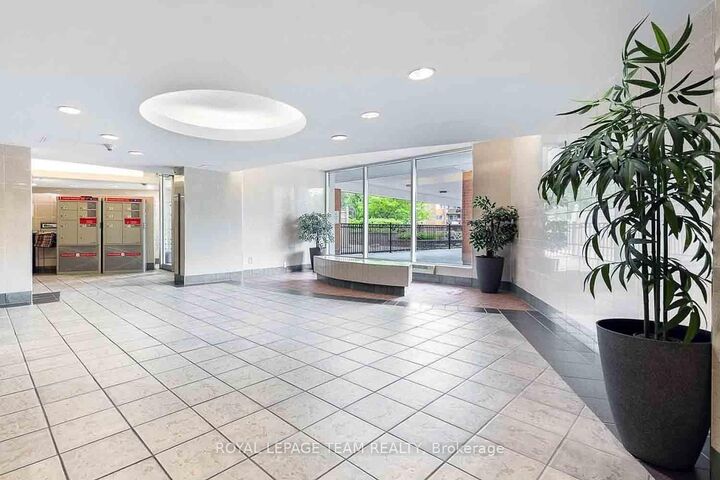 Property Photo:  2000 Jasmine Crescent 409  ON K1J 8K4 