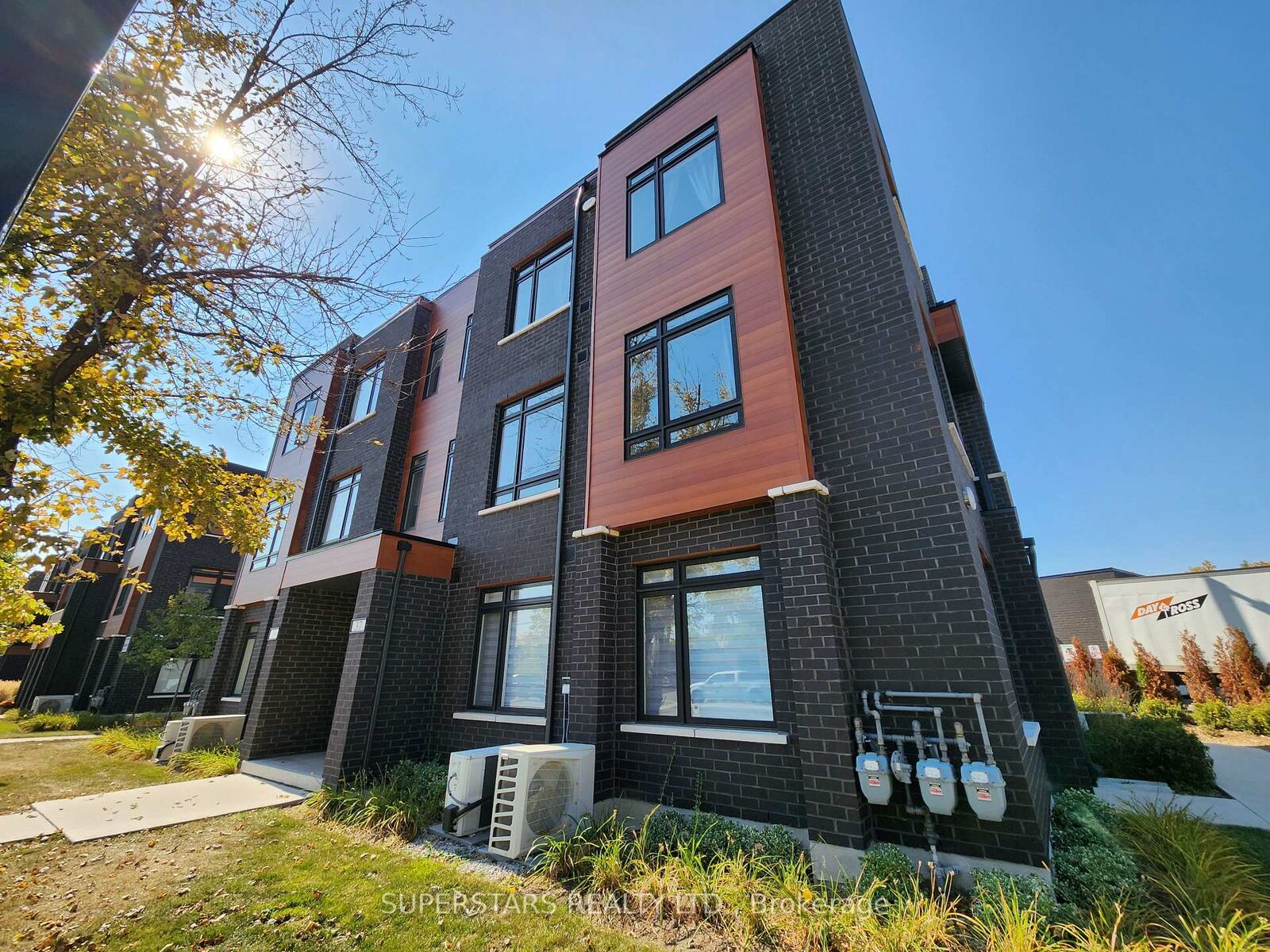 Property Photo:  370 Red Maple Road 37  ON L4C 5T4 