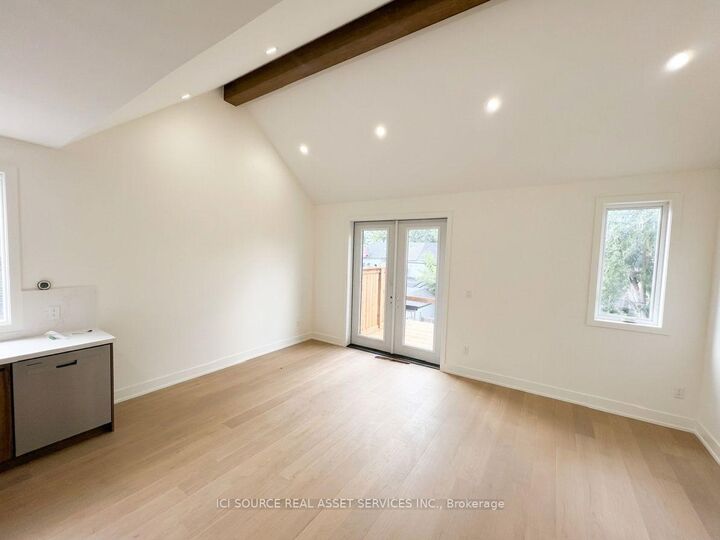 Property Photo:  152 Brunswick Avenue Top Floor  ON M5S 2M2 