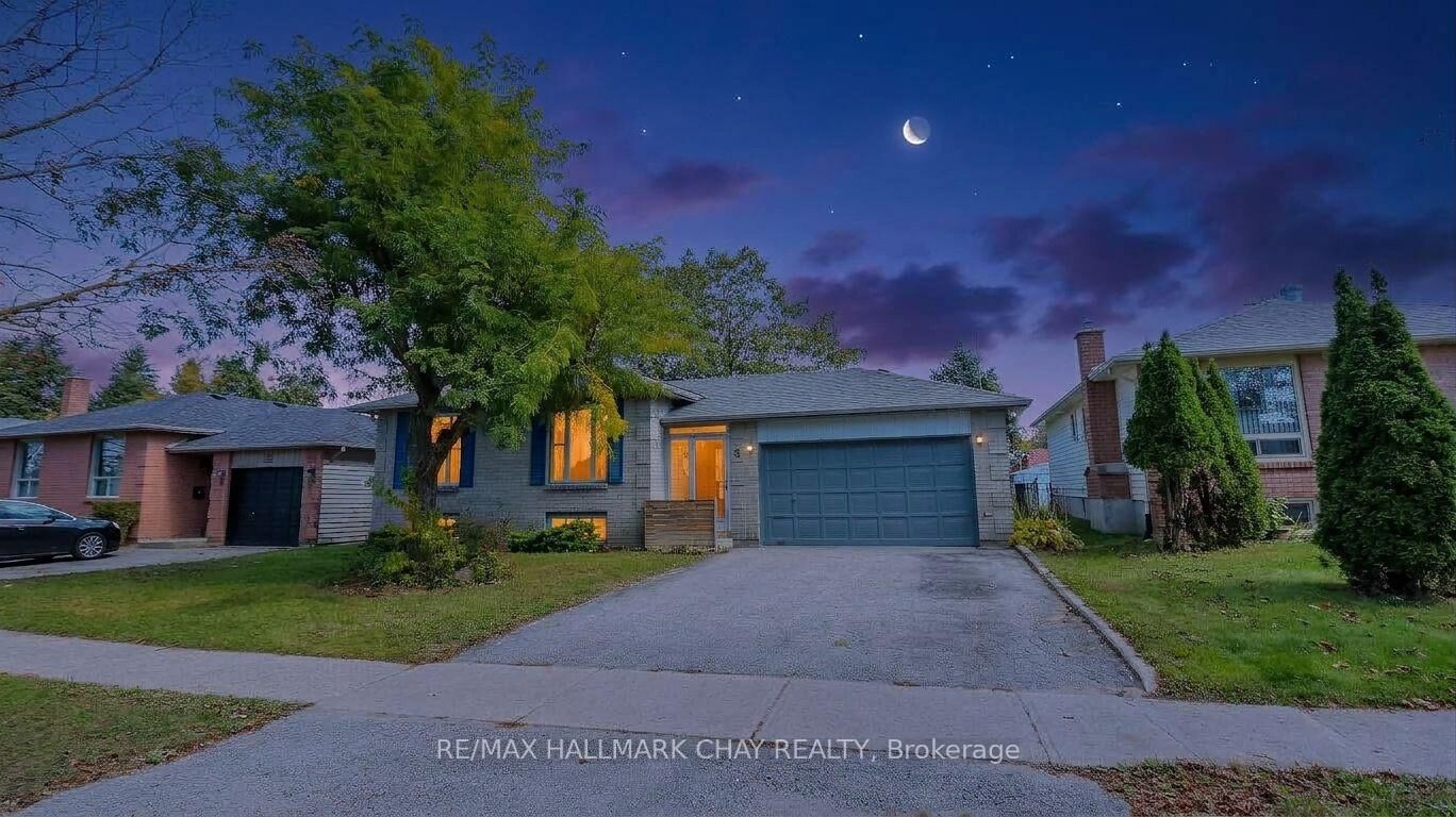 Property Photo:  9 Bronte Crescent  ON L4N 5B8 
