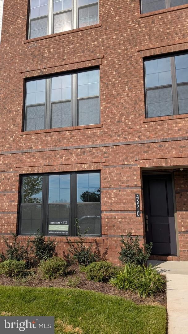 Property Photo:  43510 Jefferson Park Street  VA 20148 