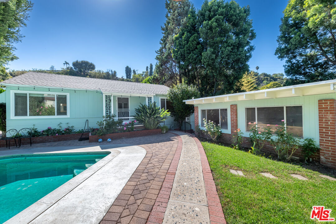 Property Photo:  10948 Fruitland Dr  CA 91604 