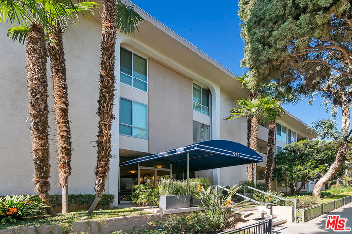 Property Photo:  927 N Kings Rd, Unit 107  CA 90069 