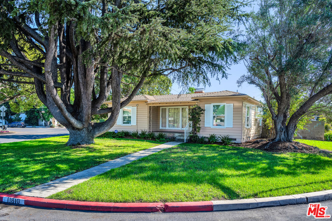 Property Photo:  11810 Radio Dr  CA 90064 