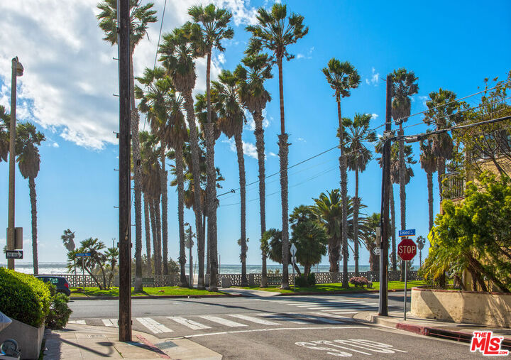 Property Photo:  121 Strand St, Unit 13  CA 90405 