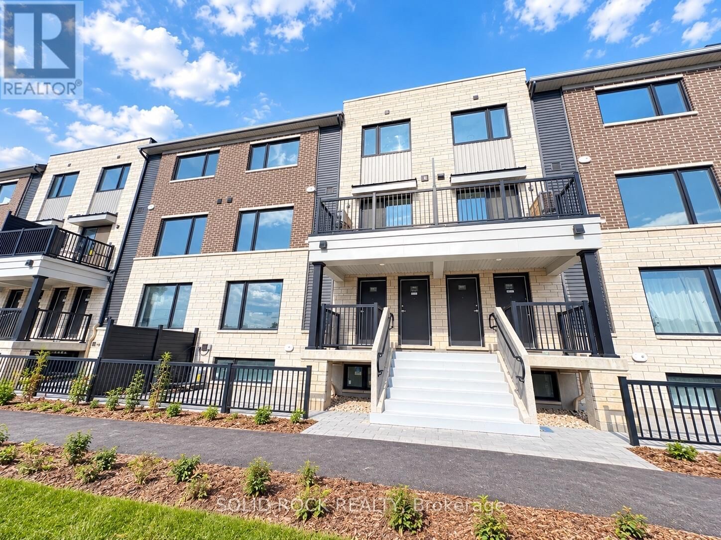 Property Photo: 1001 Glenroy Gilbert Drive 18 ON K2J 5W2