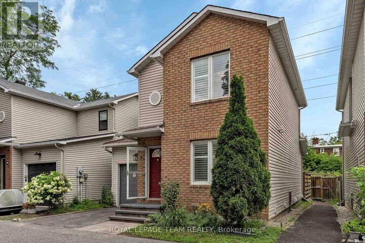Property Photo: 583 Tweedsmuir Avenue 9 ON K1Z 5P4