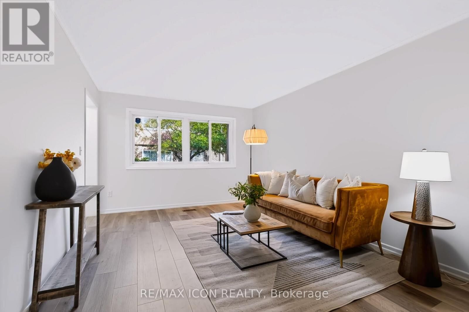 Property Photo:  121 University Avenue East 102  ON N2J 4J1 