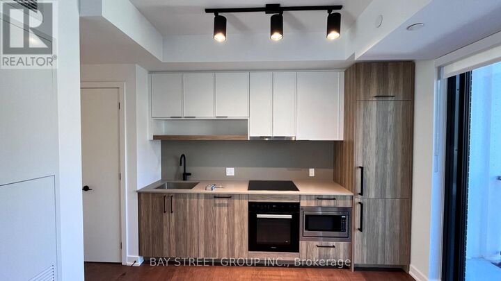 Property Photo: 91 Montclair Avenue 627 ON M5P 0B1