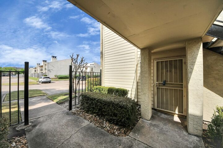 Property Photo: 10075 Westpark Drive 42 TX 77042