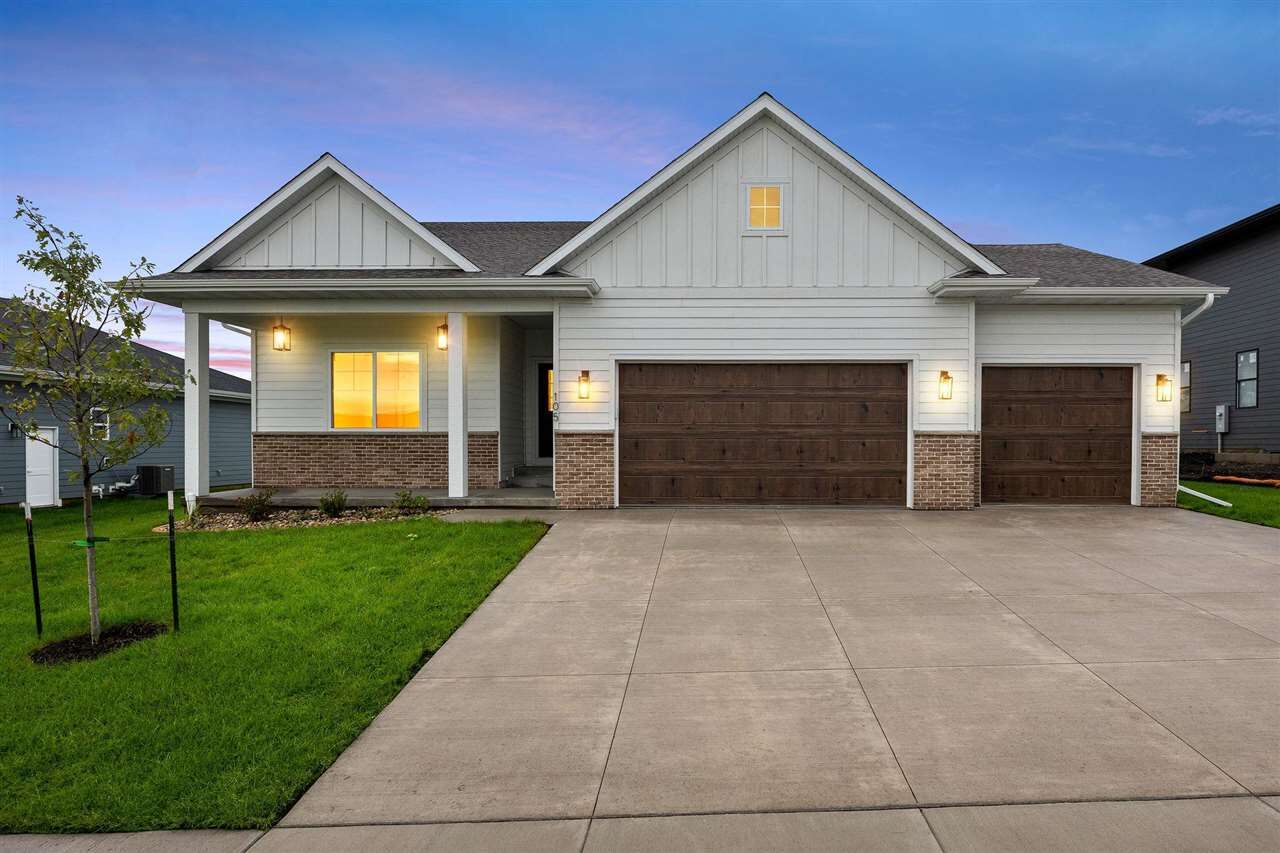 Property Photo:  65 S Strub St  IA 52317 
