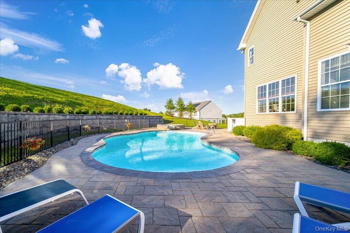 Property Photo:  