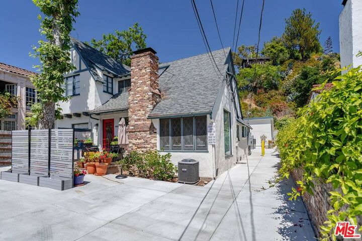 Property Photo:  2628 N Beachwood Drive  CA 90068 