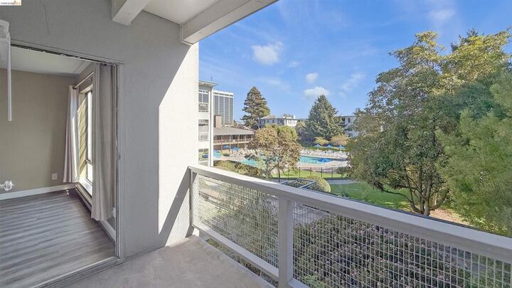 Property Photo:  6 Commodore Drive C341  CA 94608-1649 