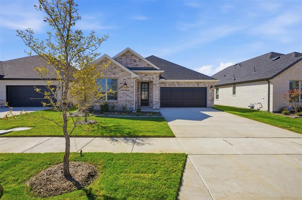 Property Photo: 1916 Beeflower Street TX 75009