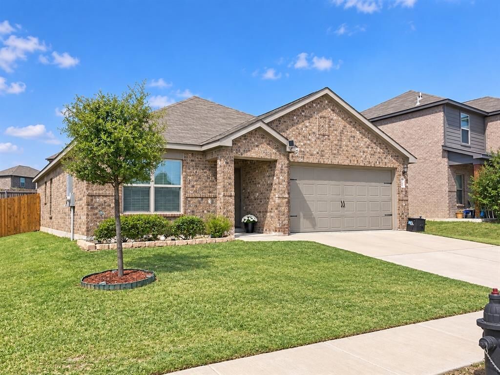 Property Photo: 220 Drifter Drive TX 76071