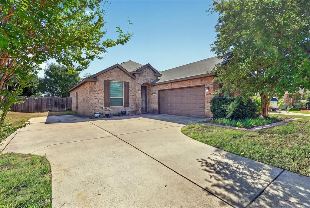 Property Photo: 204 Saxon Street TX 75165