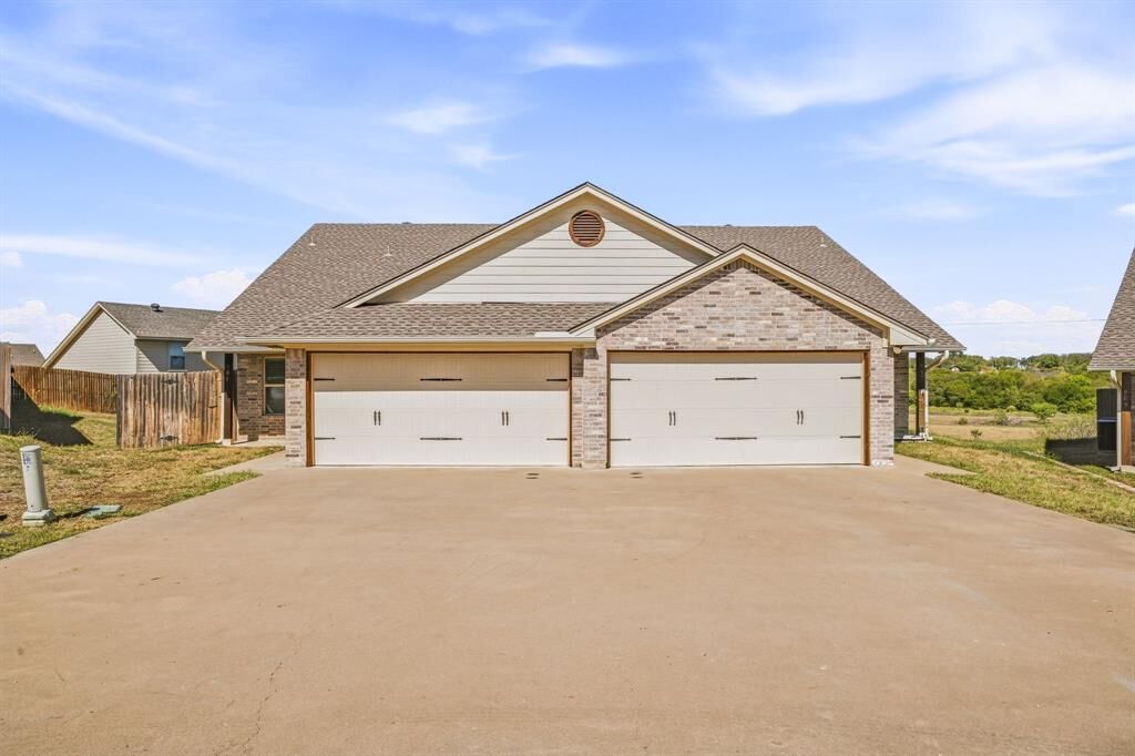 Property Photo:  907 Dart Court  TX 76049 
