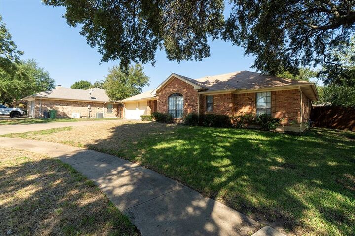 Property Photo: 2617 Nantucket Court TX 76022