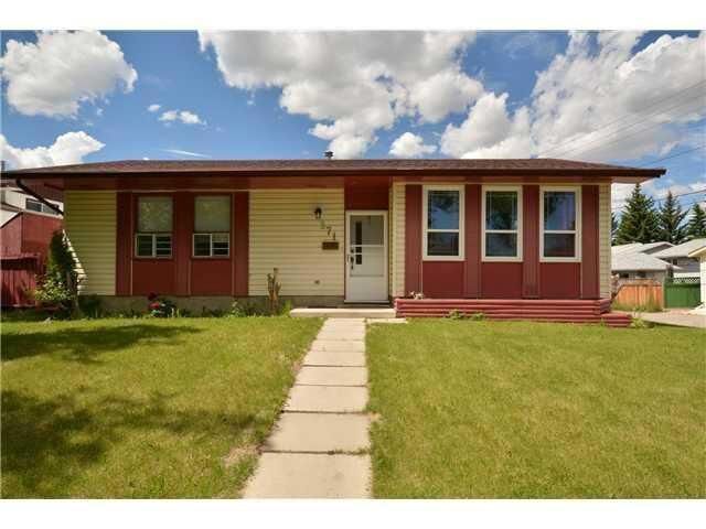 Property Photo:  371 Whiteview Road NE  AB T1Y 1P7 