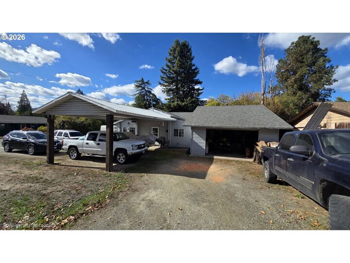 Property Photo: 303 Walnut St OR 97457