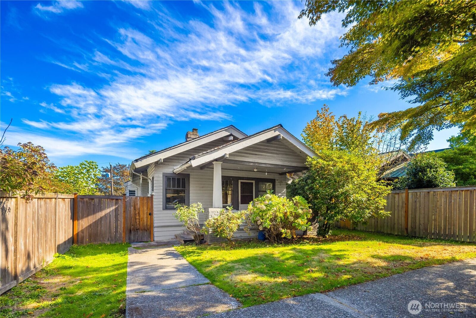 Property Photo:  2570  5th Avenue W  WA 98119 