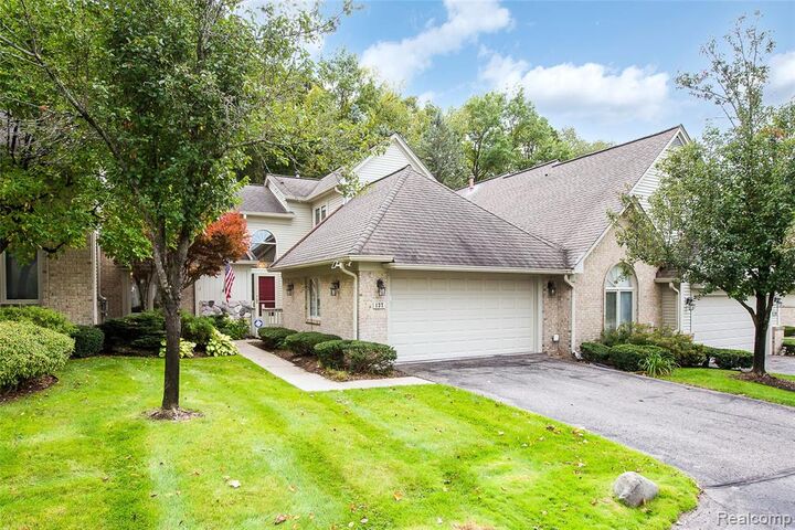 Property Photo:  137 Hampton Court  MI 48168 