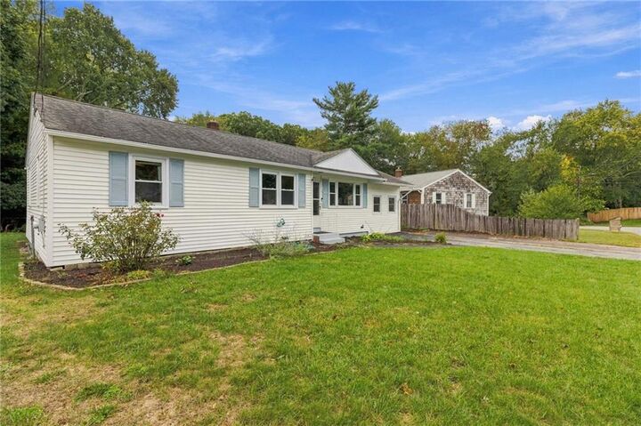 Property Photo: 11 Dupont Circle RI 02852