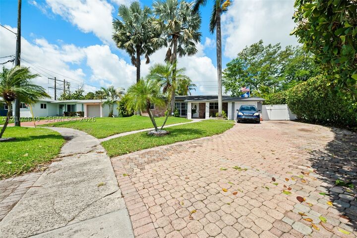 Property Photo:  911 SW 51st Ave  FL 33317 