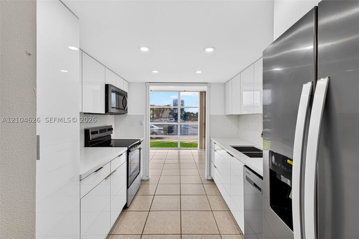 Property Photo: 2000 Atlantic Shores Blvd 120 FL 33009