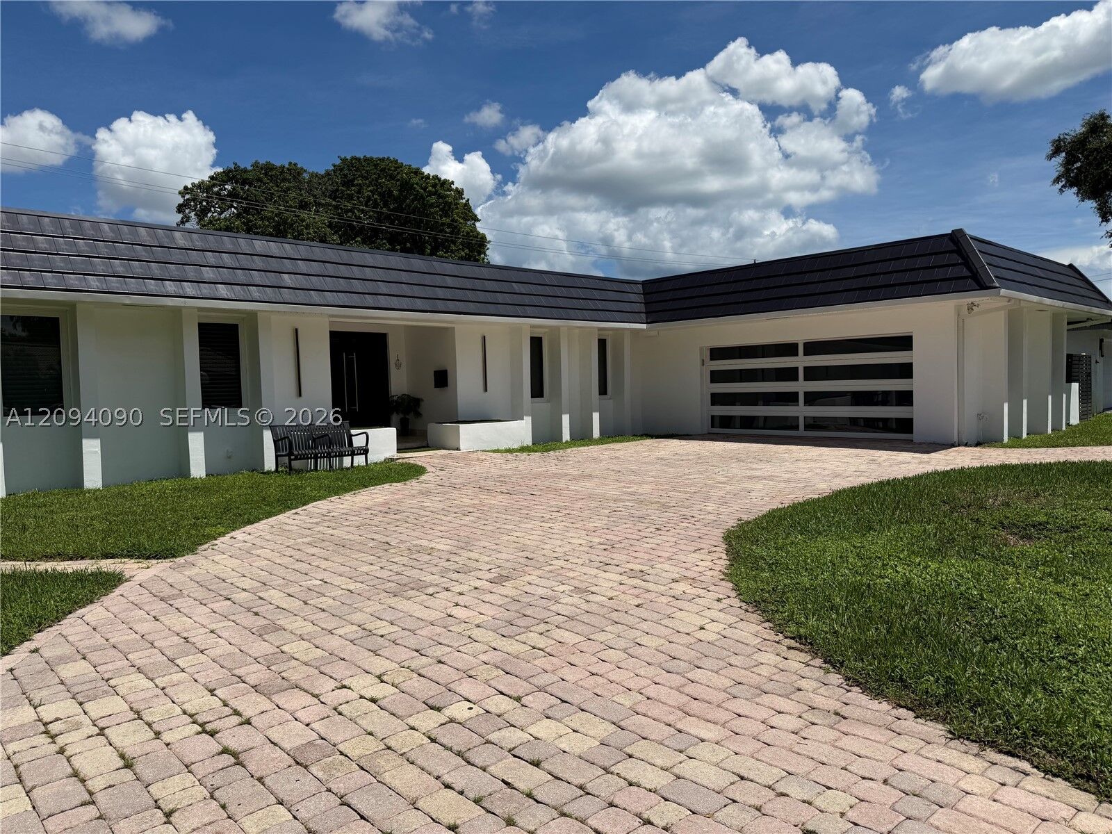 Property Photo:  2215 NE 204th St  FL 33180 